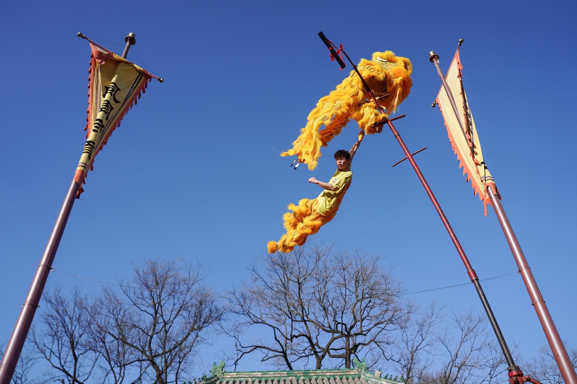 ผู้คนเดินเที่ยว ‘งานวัด’ คึกคักรับตรุษจีนในปักกิ่ง