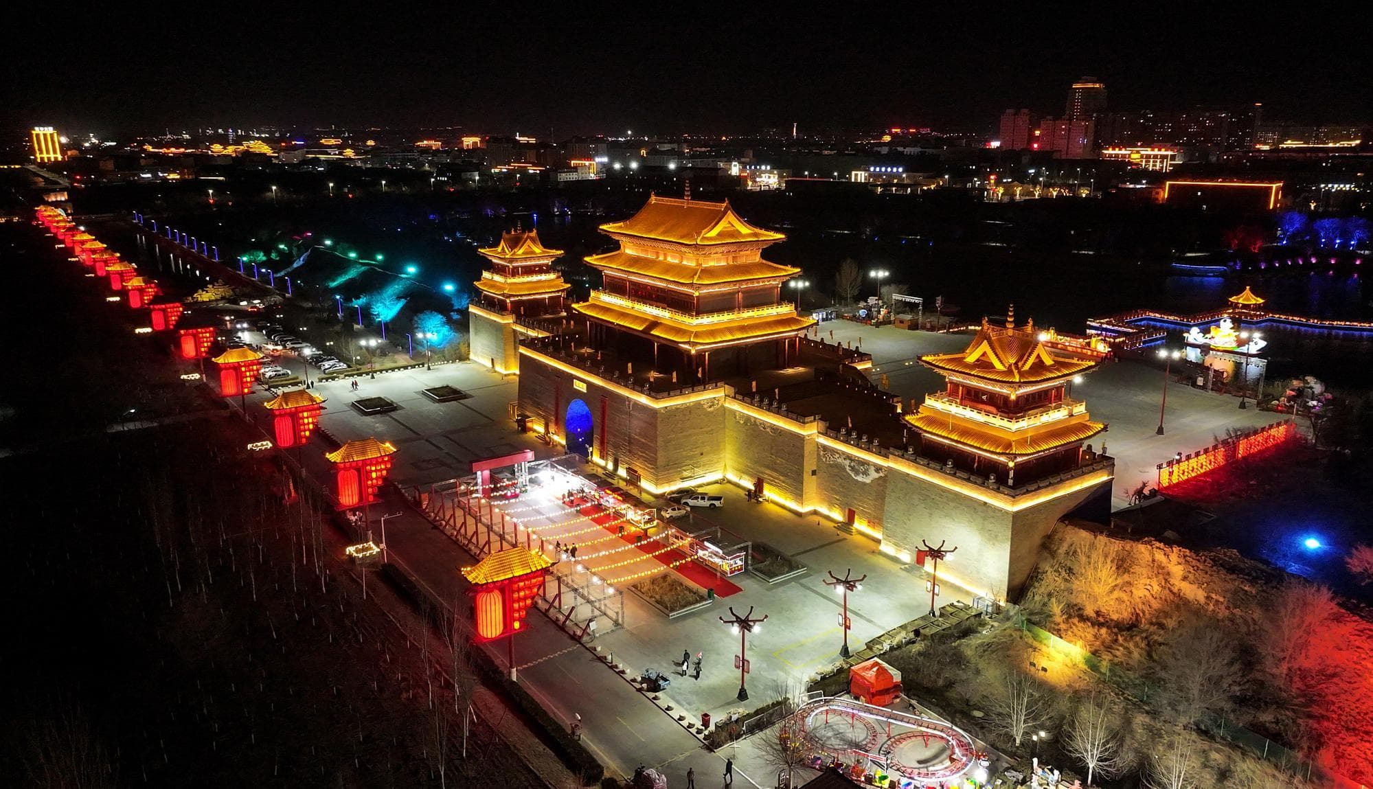 แสงโคมไฟแต่งแต้มสีสัน ร่วมฉลองตรุษจีนคึกคักทั่วจีน