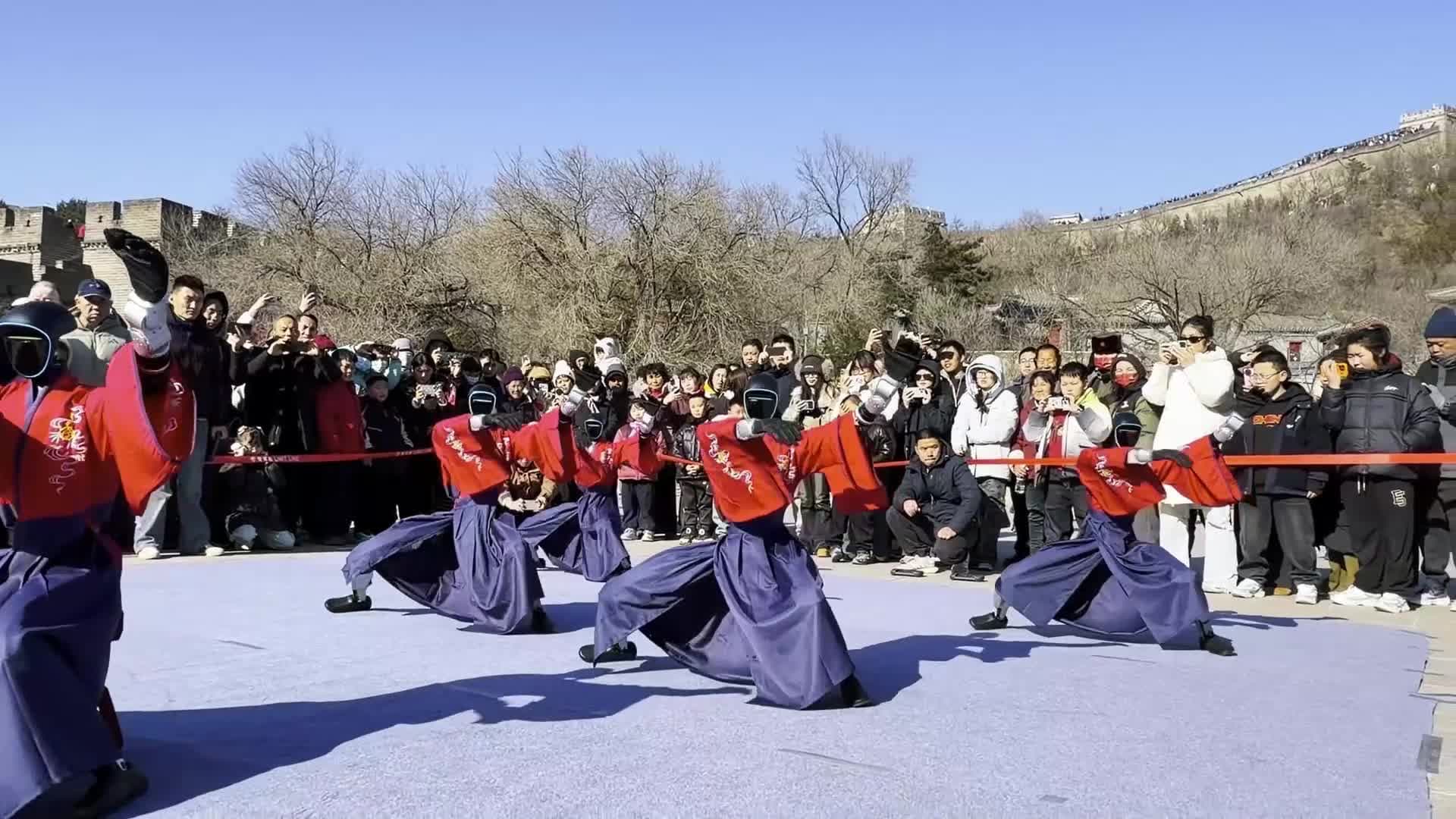 หุ่นยนต์ฮิวแมนนอยด์โชว์ ‘ไทเก็ก’ สุดพลิ้วใกล้กำแพงเมืองจีนในปักกิ่ง