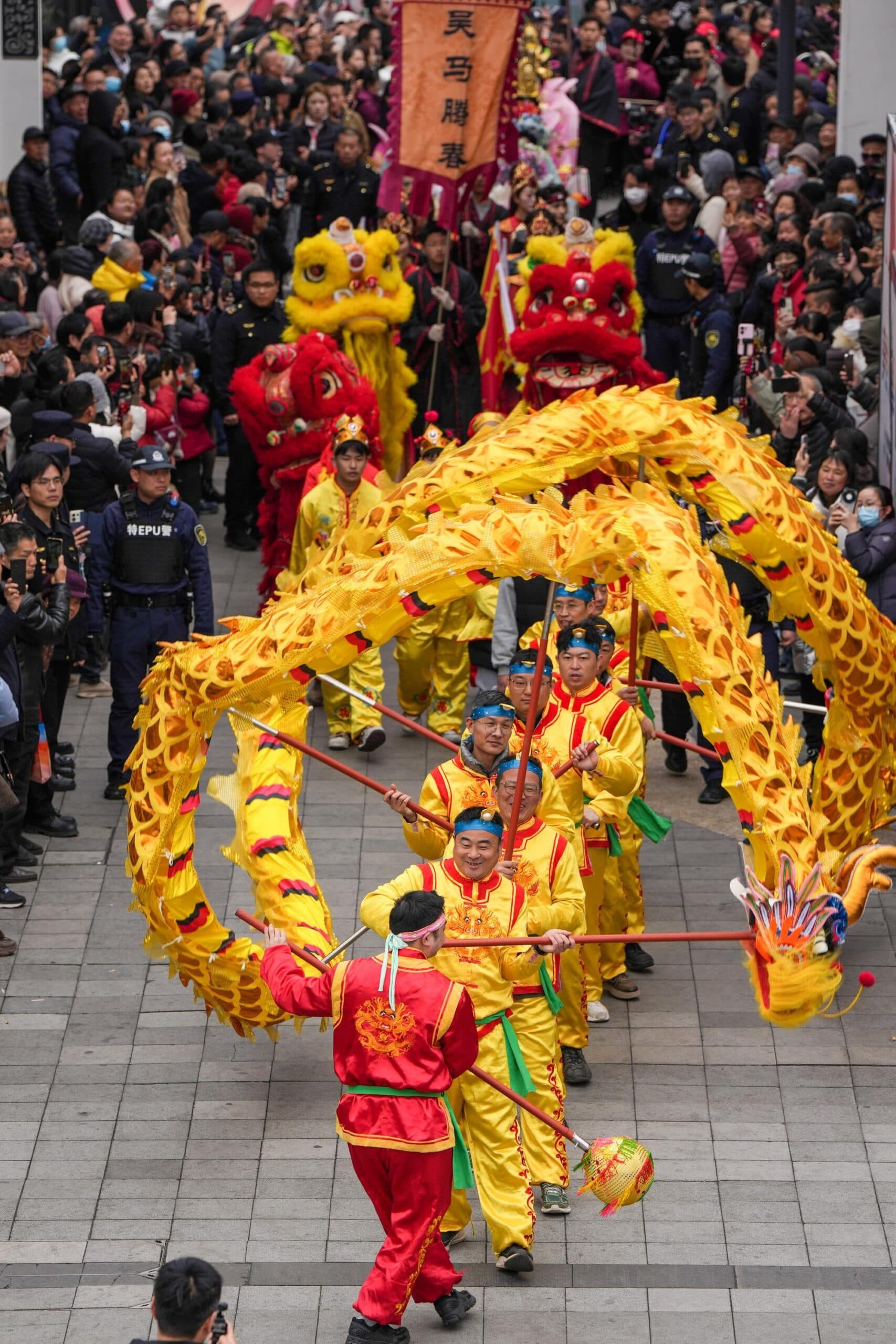 สีสัน ‘งานวัด’ ในเจียงซู โชว์ขบวนพาเหรดคึกคัก