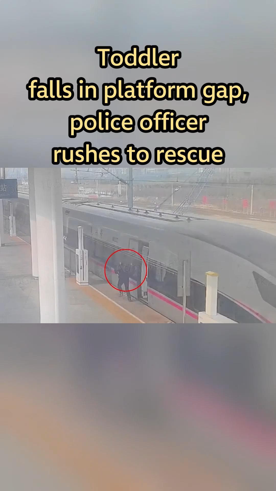 ระทึก! ตำรวจวิ่งฝ่า 3 ตู้รถไฟ ช่วยเด็กหญิงตกช่องชานชาลาในเหอเป่ย