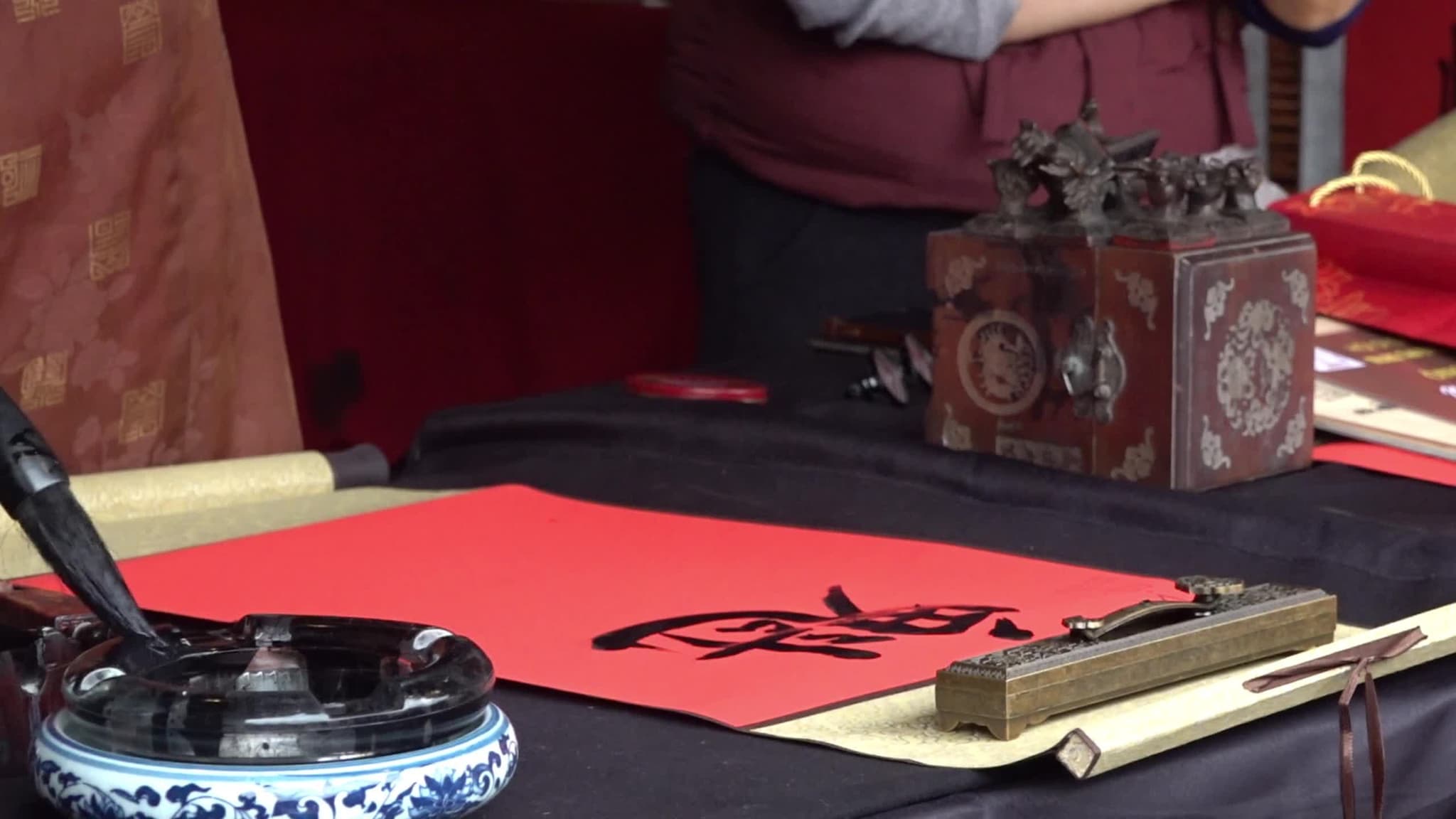 ฮานอยจัดเทศกาล ‘เขียนพู่กันจีน’ รับอักษรมงคลฉลองตรุษจีน