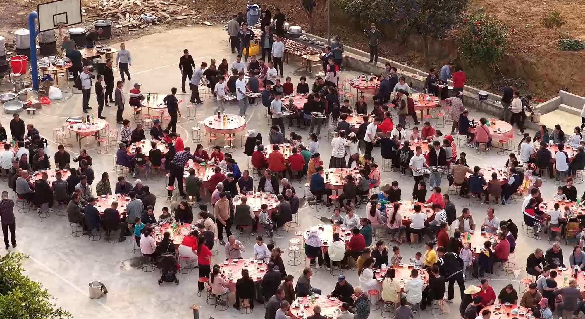 งานเลี้ยงพิธี ‘ล้มหมู’ ฉลองตรุษจีน กระตุ้นท่องเที่ยวชนบทในจีน