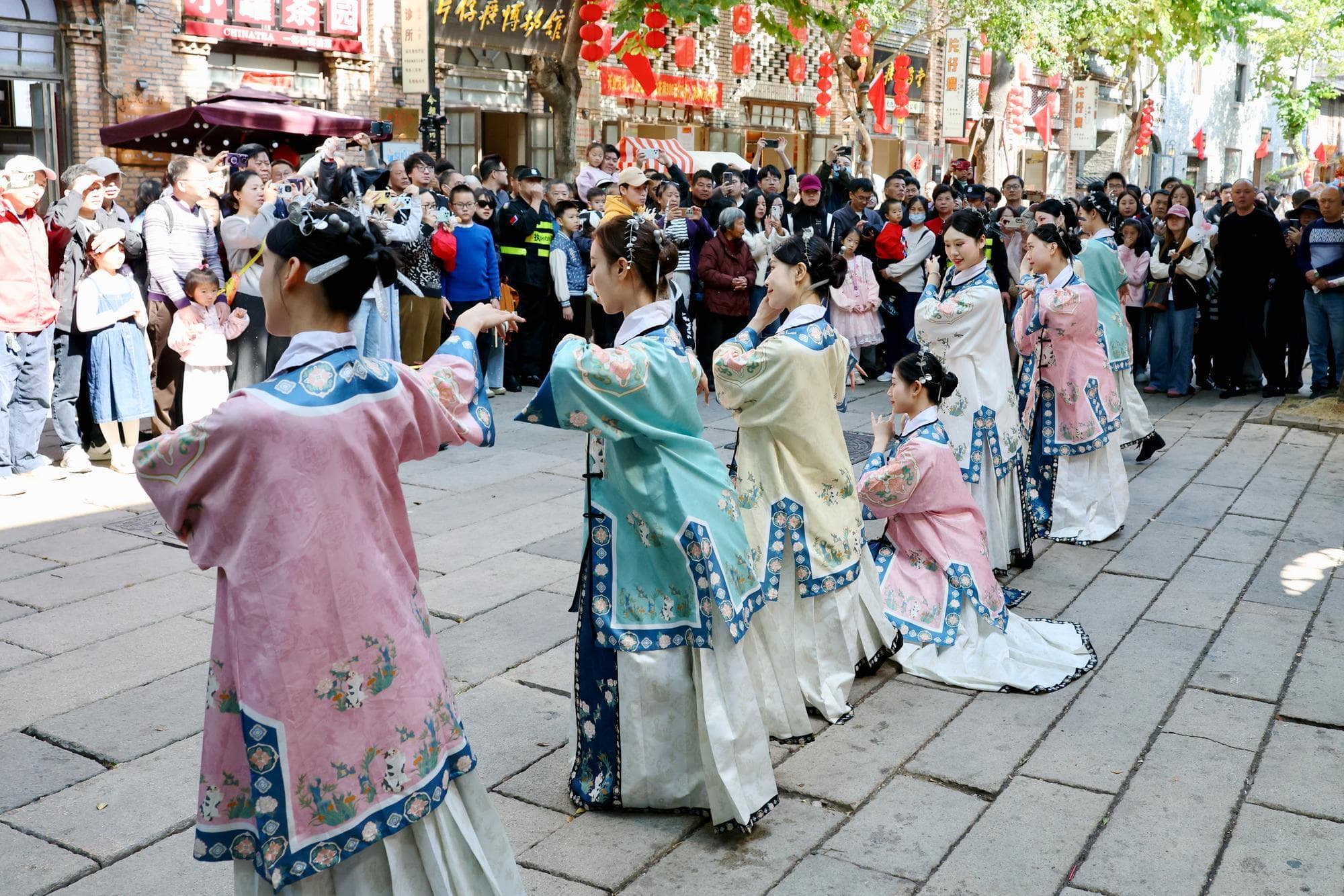 นทท.สวมชุดโบราณ เที่ยวย่านประวัติศาสตร์ในฝูโจว