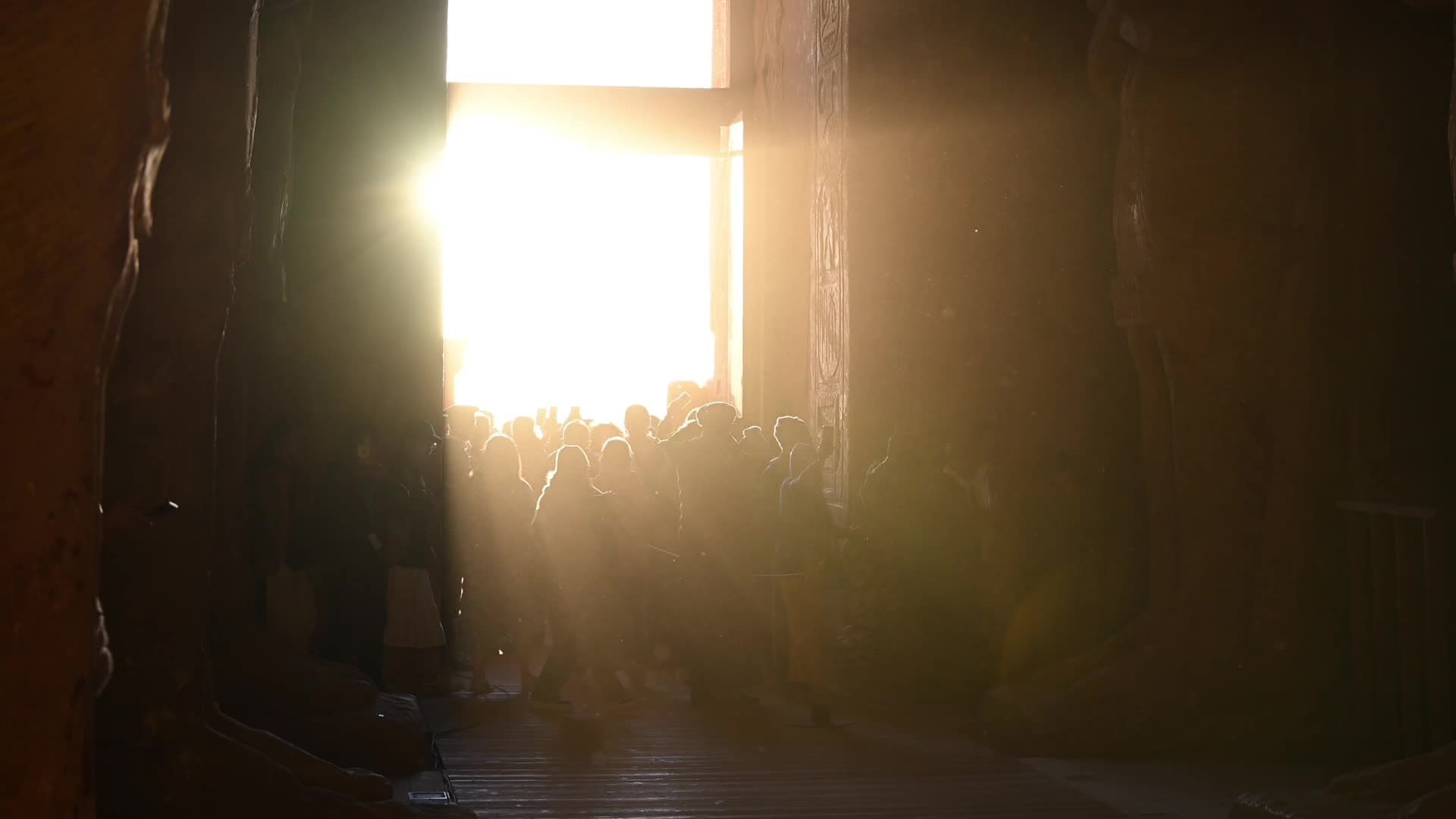 นักท่องเที่ยวแห่ชม ‘แสงอาทิตย์ลอดมหาวิหาร’ ปรากฏการณ์หายากในอียิปต์