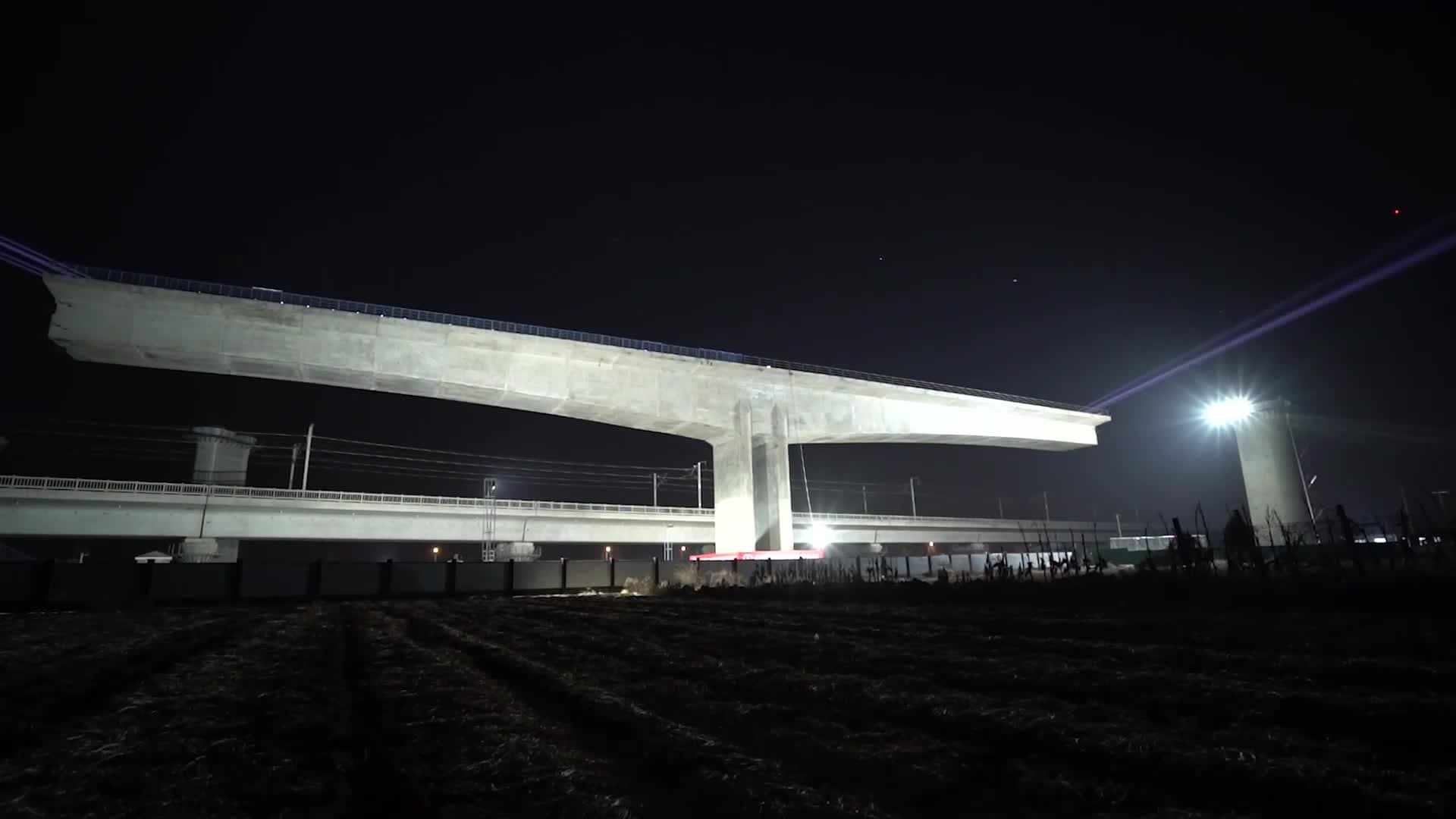 งานหมุน 'สะพานทางรถไฟ' หนัก 8,400 ตันในซานตง