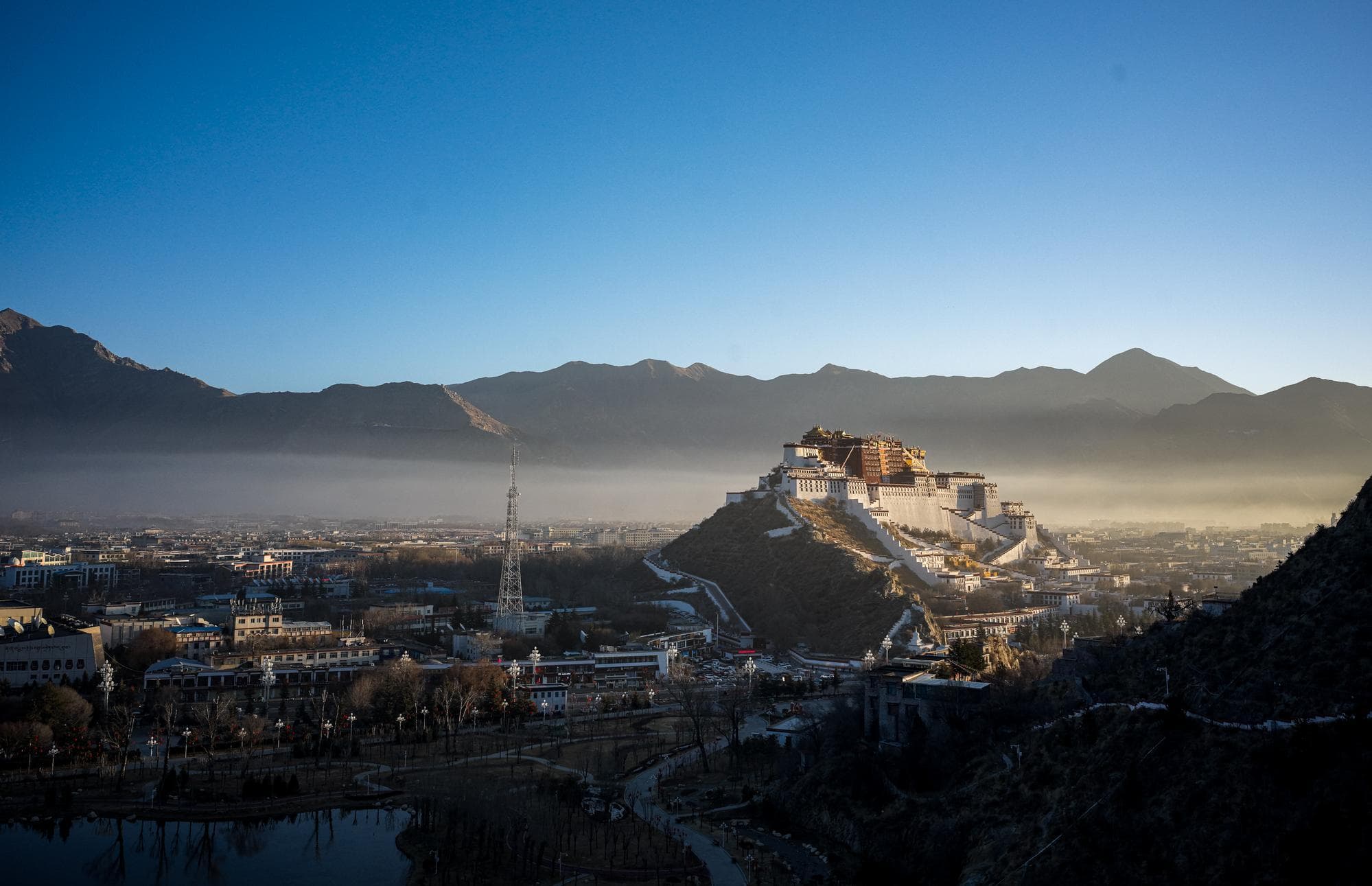 วังโปตาลาอาบแสงอรุณ รับวันแรกของปีใหม่ทิเบต