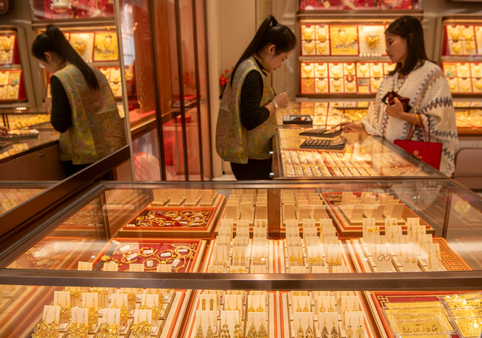 จีนเผยผลผลิต 'ทองคำ' เพิ่มขึ้น ความต้องการลงทุนพุ่งสูงในปี 2025