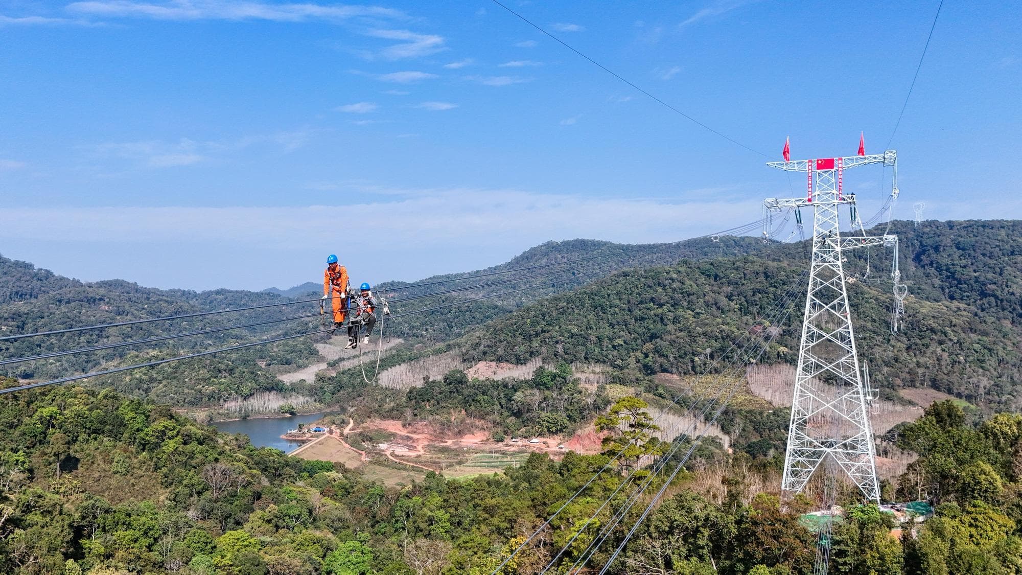 โครงการเชื่อม 'สายส่งไฟฟ้าจีน-ลาว' 500 kV เชื่อมต่อทั้งสายเสร็จสมบูรณ์