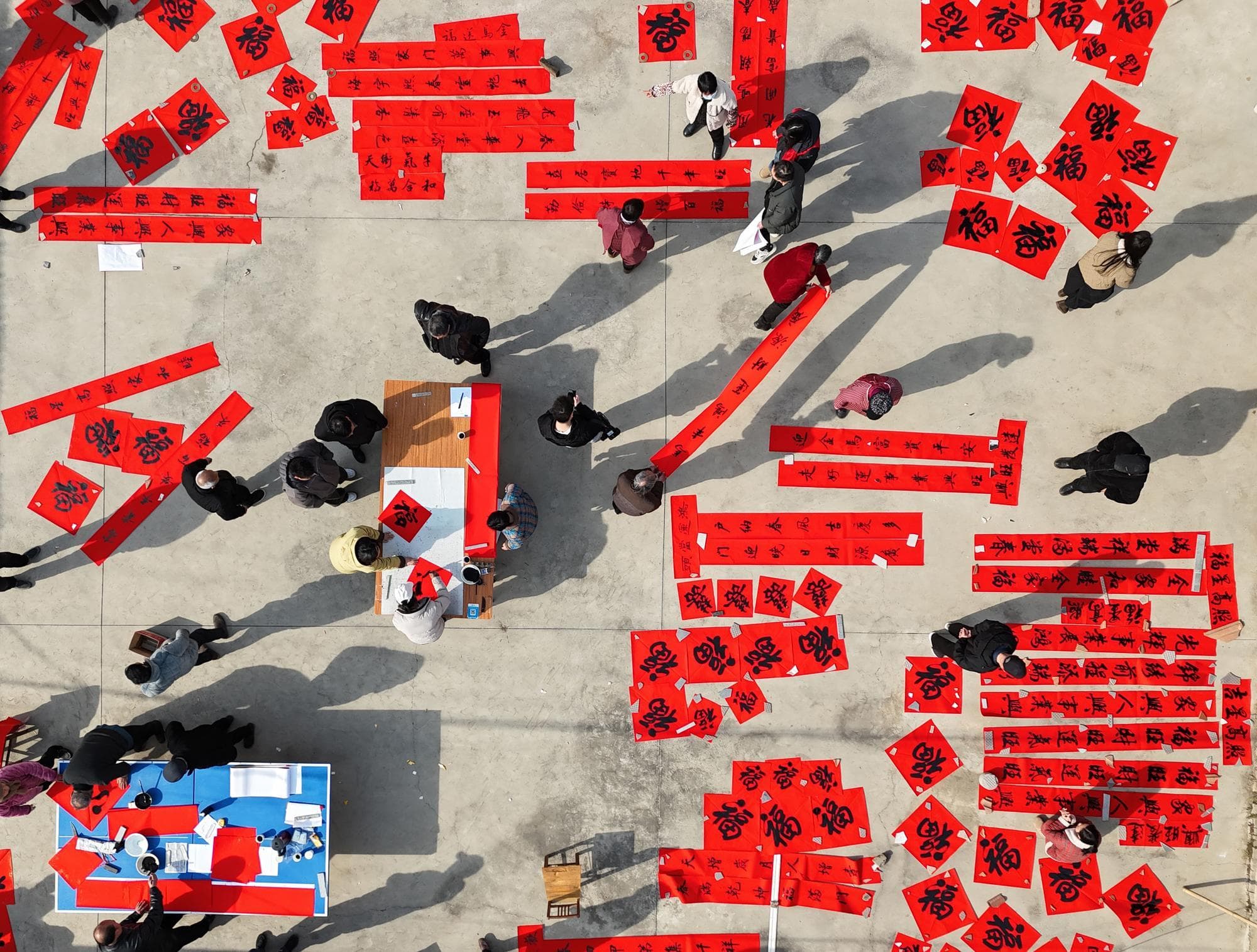 ชาวจีนชมชอปของตกแต่ง ดอกไม้ ป้ายมงคล ต้อนรับตรุษจีน