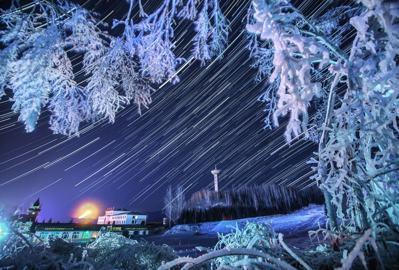 สวยเหมือนฝัน สกีรีสอร์ต 'ย่าปู้ลี่' ใต้ราตรีประดับดาว