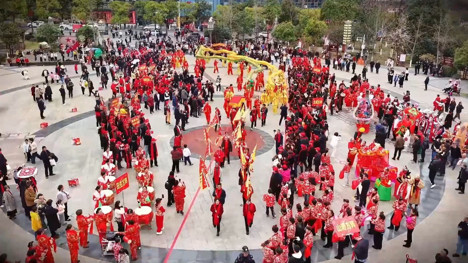 เชิดมังกรโคมสุดครึกครื้น ฉลองตรุษจีนในกุ้ยโจว