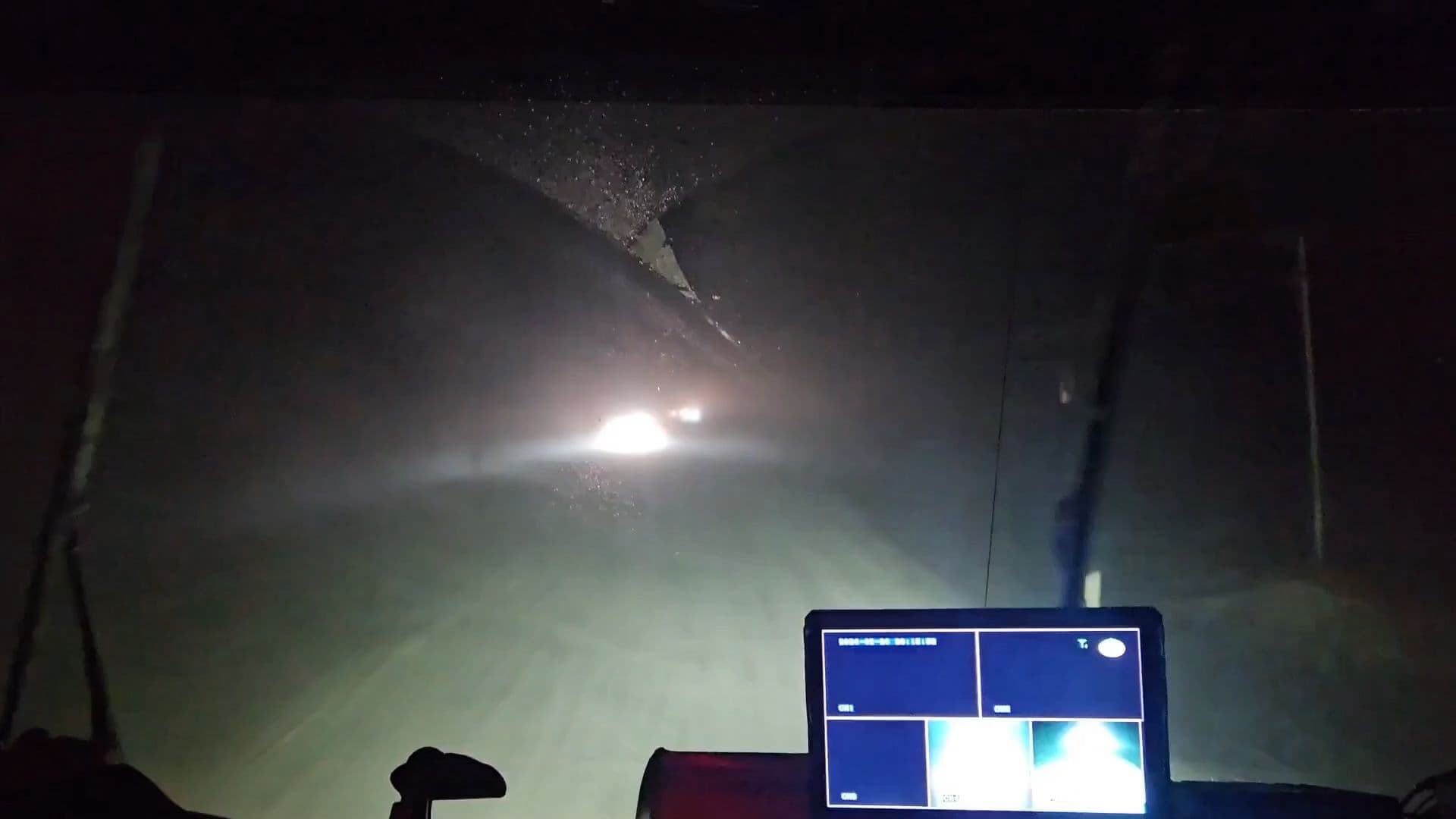 กู้ภัยจีนฝ่าลมแรงช่วยนักเดินทางติดกลางหิมะตกหนักในซินเจียง