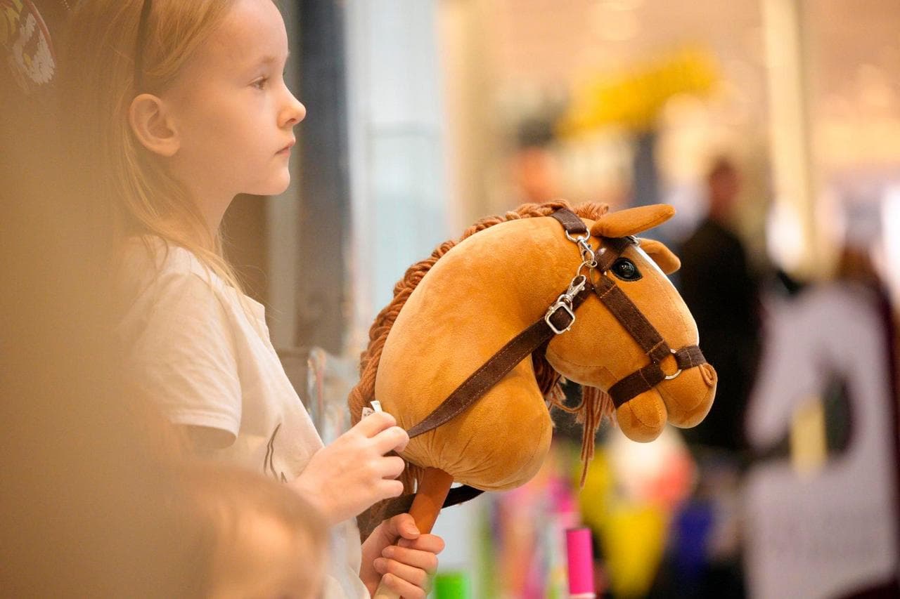 งานแข่ง ‘ฮอบบี้ ฮอร์สซิง’ ในโปแลนด์ ขี่ม้าก้านกล้วยแบบฉบับยุโรป