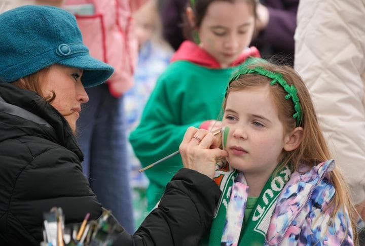 พ่อแม่ลูกร่วมกิจกรรมวันครอบครัว เทศกาล CelticFest ในแวนคูเวอร์