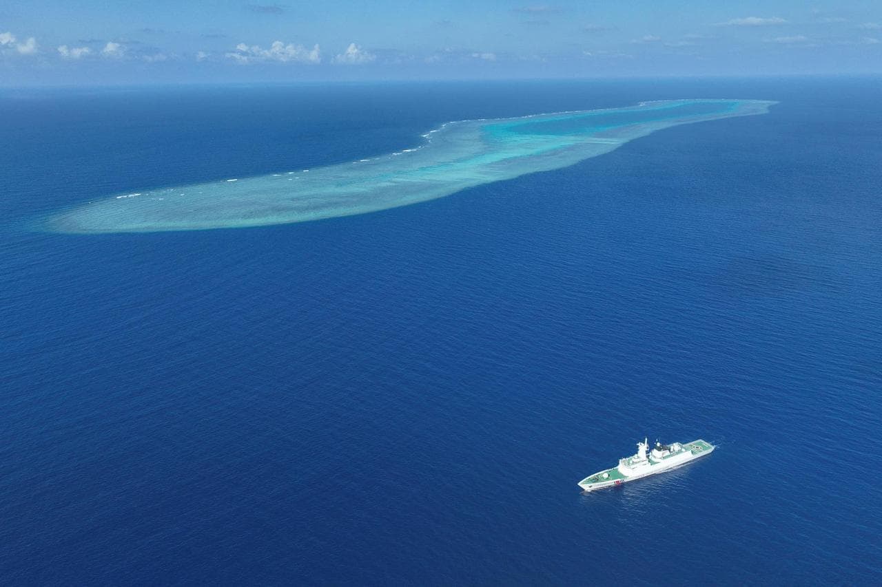 หน่วยยามฝั่งจีนลาดตระเวนใกล้แนวปะการังในทะเลจีนใต้