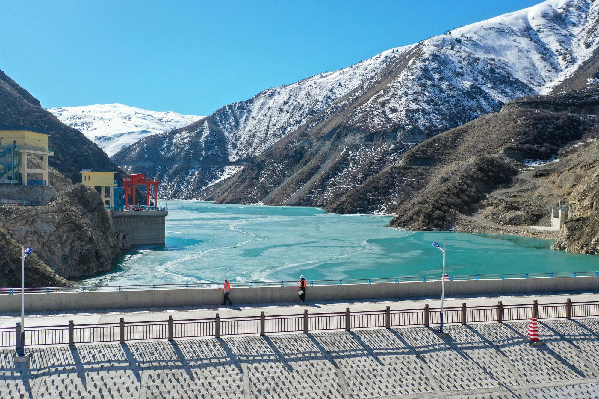 แคว้นปกครองตนเองในซินเจียง เตรียมรับมือ ‘น้ำท่วม’ จากหิมะละลาย