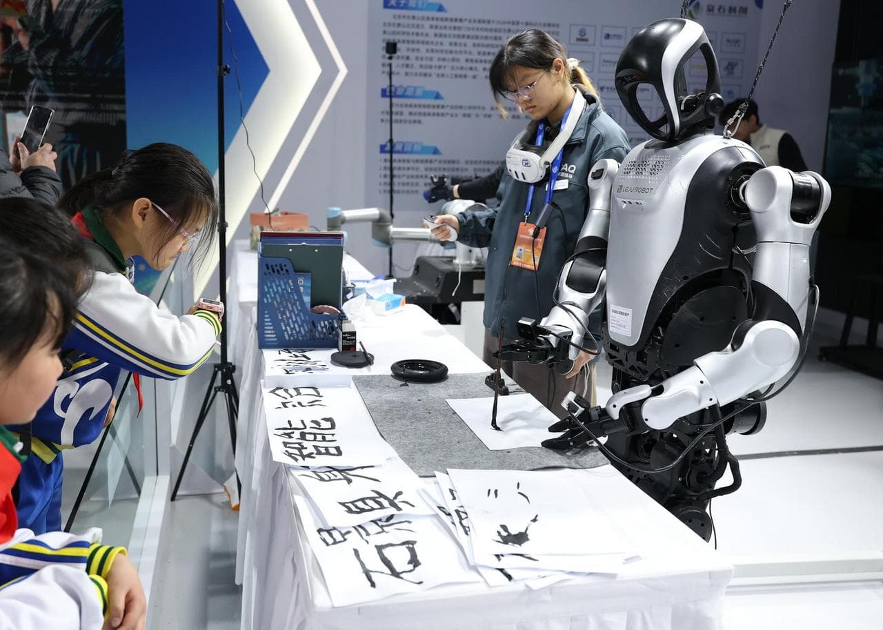 สารพัดหุ่นยนต์-อุปกรณ์ล้ำสมัย โชว์เทคโนโลยีอนาคต-ไซไฟในปักกิ่ง