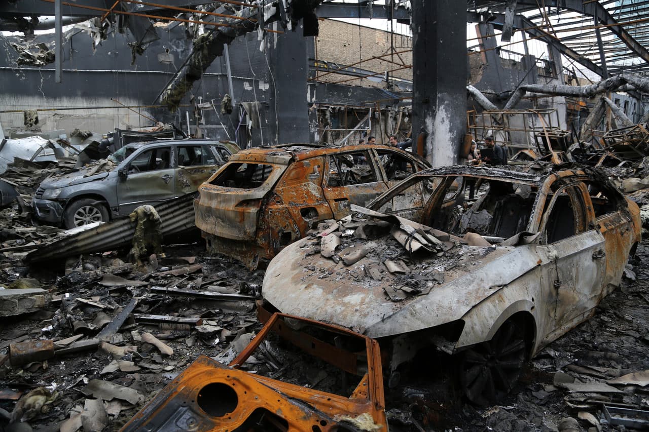 ซากรถเรียงรายที่ศูนย์บริการรถยนต์ในเตหะราน