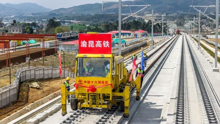 งานวางราง ‘ทางม้าเหล็กเร็วสูง’ เชื่อมฉงชิ่ง-คุนหมิงในยูนนาน