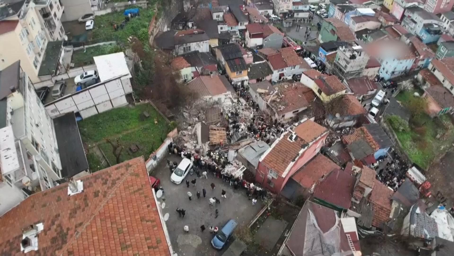 เหตุตึกถล่มใจกลางอิสตันบูล ติดค้างใต้ซากหลายราย