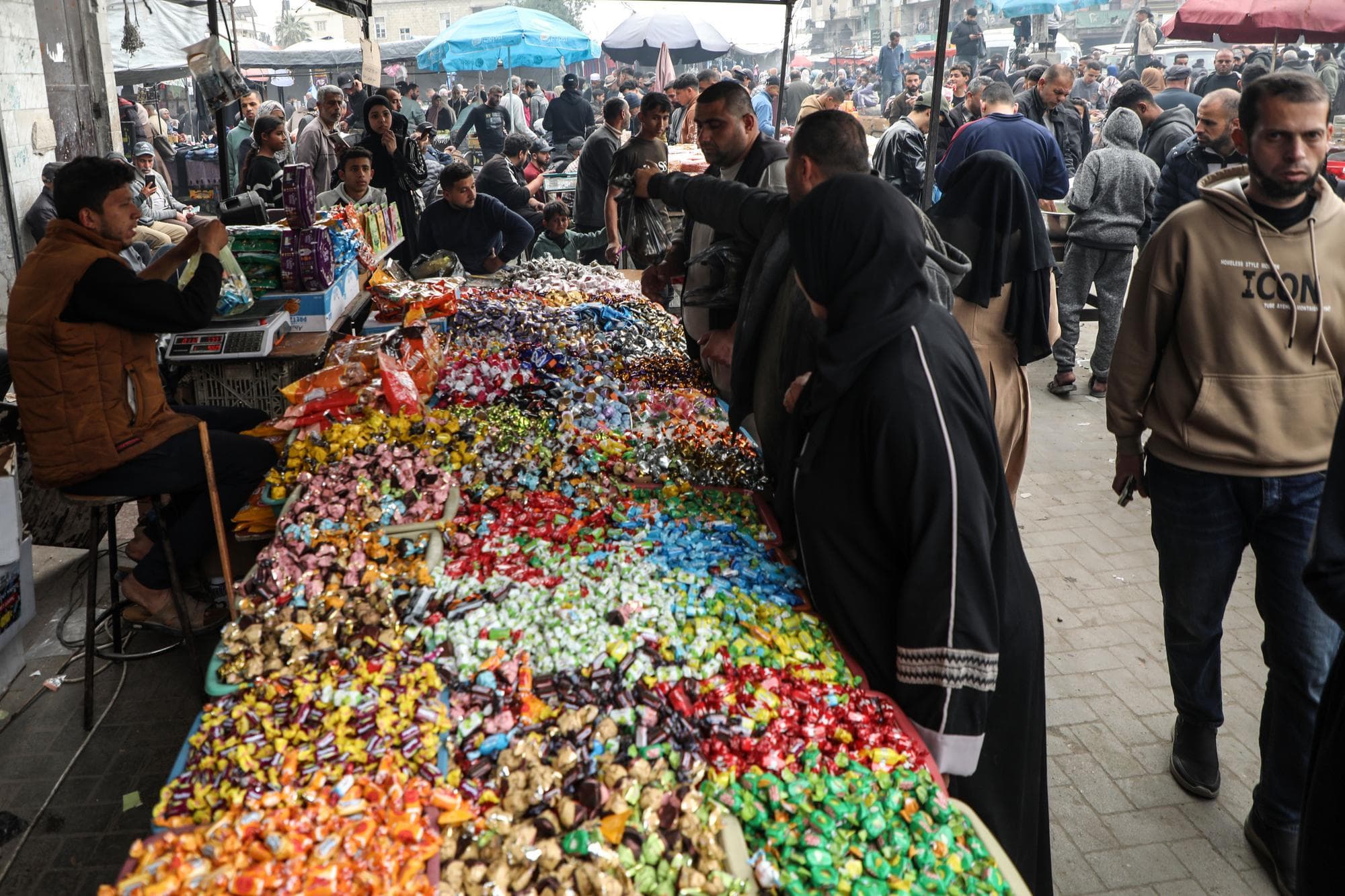 ชาวปาเลสไตน์เดินตลาดซื้ออาหาร เตรียมรับเทศกาลอีดิลฟิตรี