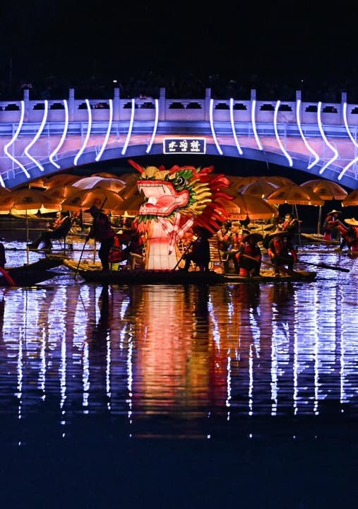 แพไม้ไผ่ ‘มังกรทอง’ เลื้อยล่องส่องแสงกลางแม่น้ำในปักกิ่ง