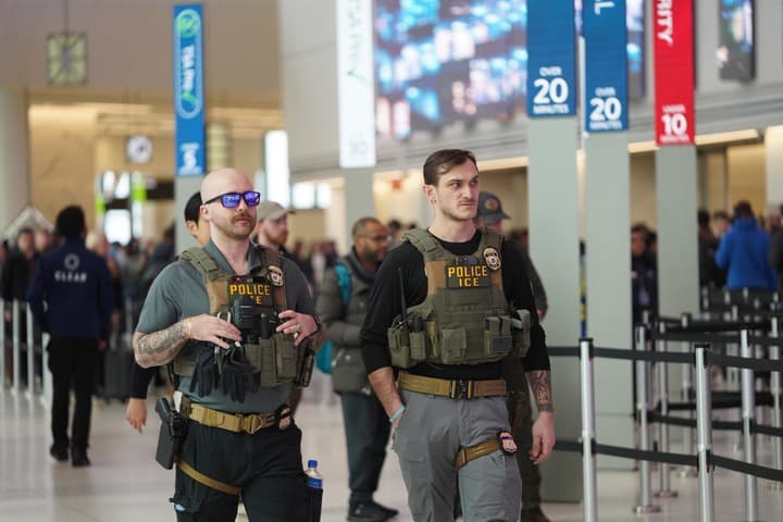 หน่วย ICE ลาดตระเวน-ดูแลความปลอดภัยที่สนามบินในสหรัฐฯ