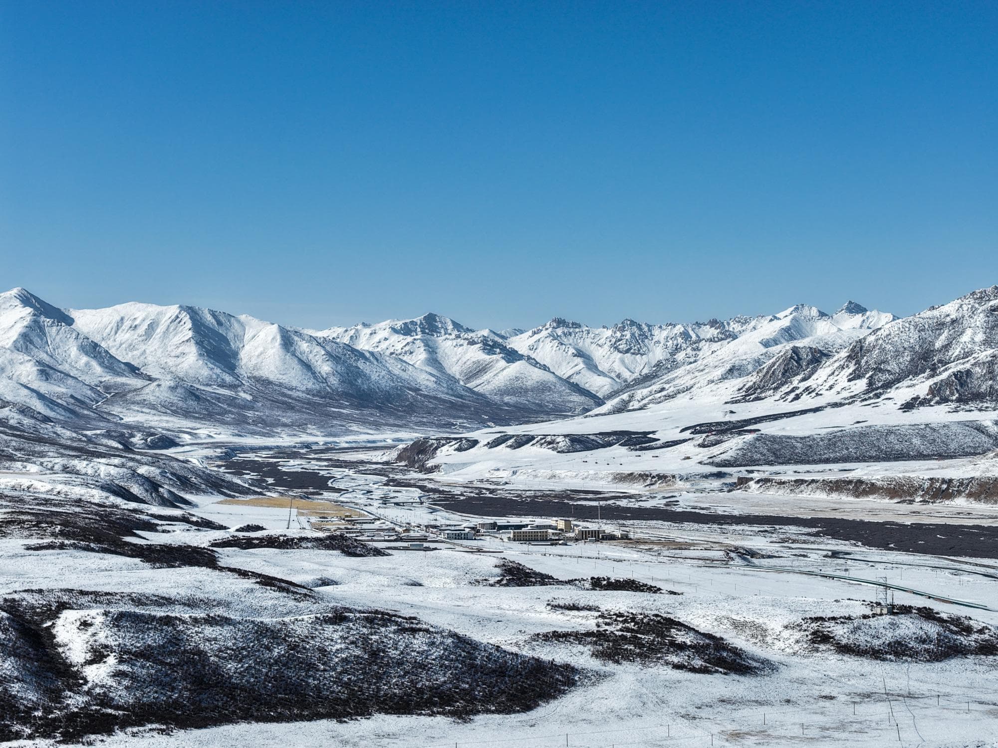 หิมะขาวห่มคลุมเทือกเขาสูงใหญ่ในชิงไห่