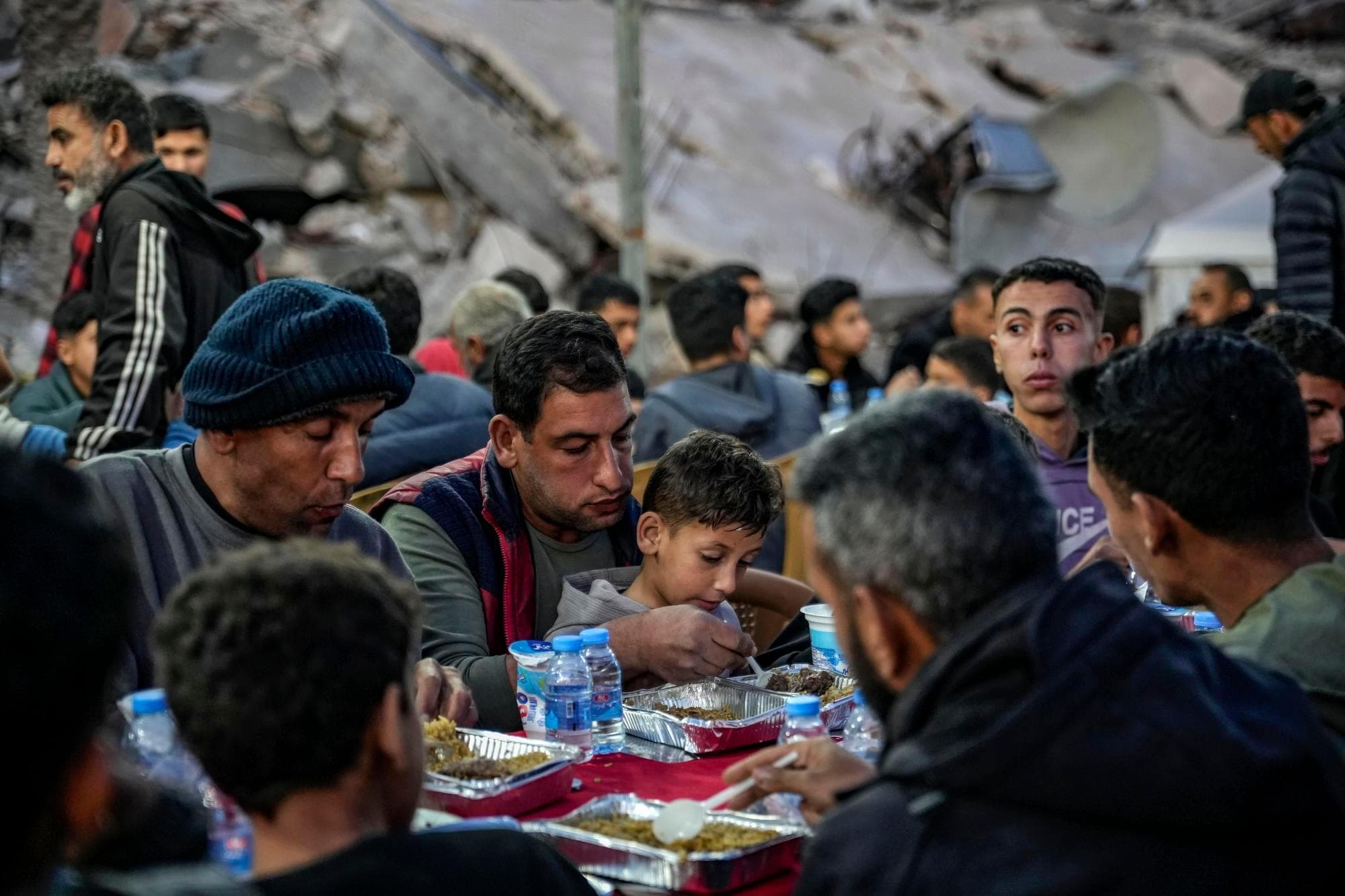 ชาวปาเลสไตน์ร่วม ‘ละศีลอด’ กลางซากปรักหักพังในกาซา