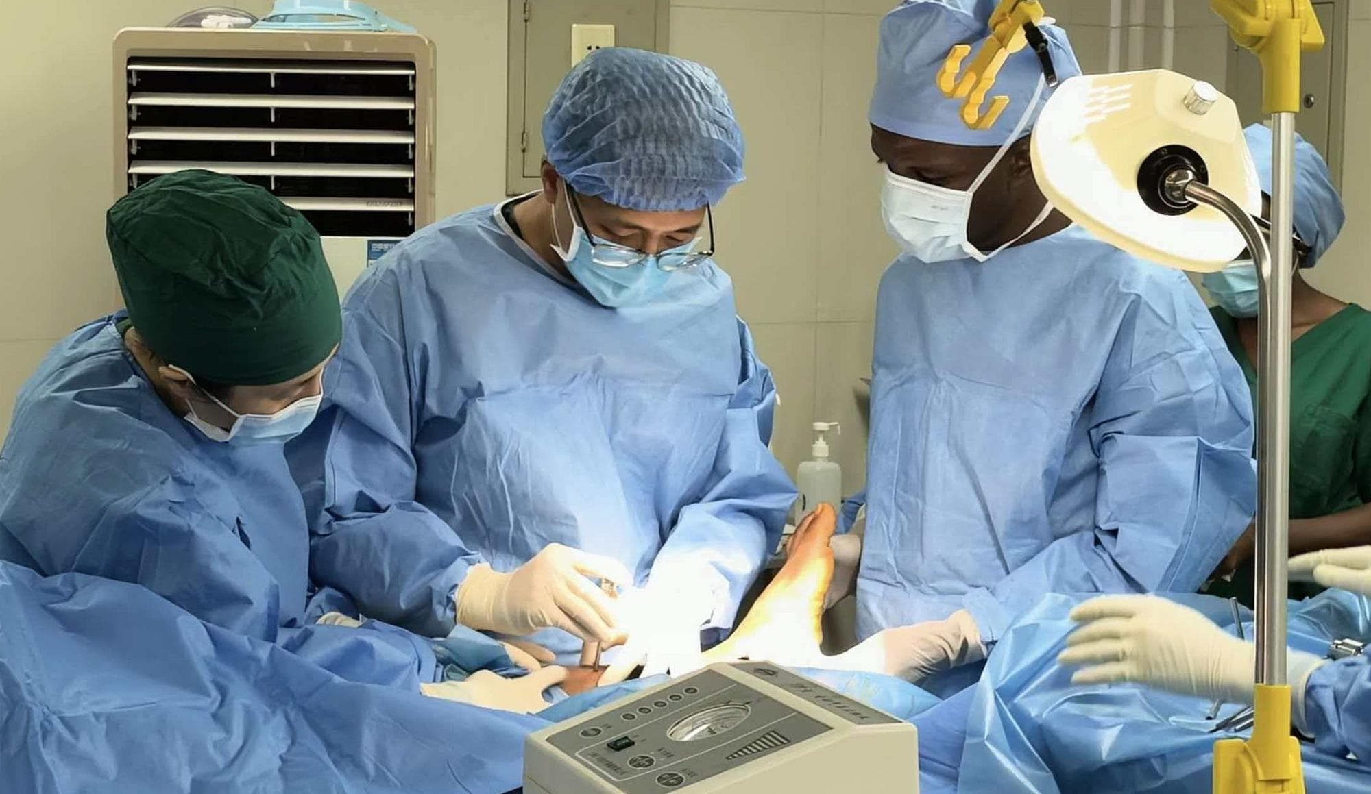 ทีมแพทย์จีนในเซียร์ราลีโอนช่วยผู้ป่วยข้อเท้าบาดเจ็บ พ้นเสี่ยงถูกตัดอวัยวะ