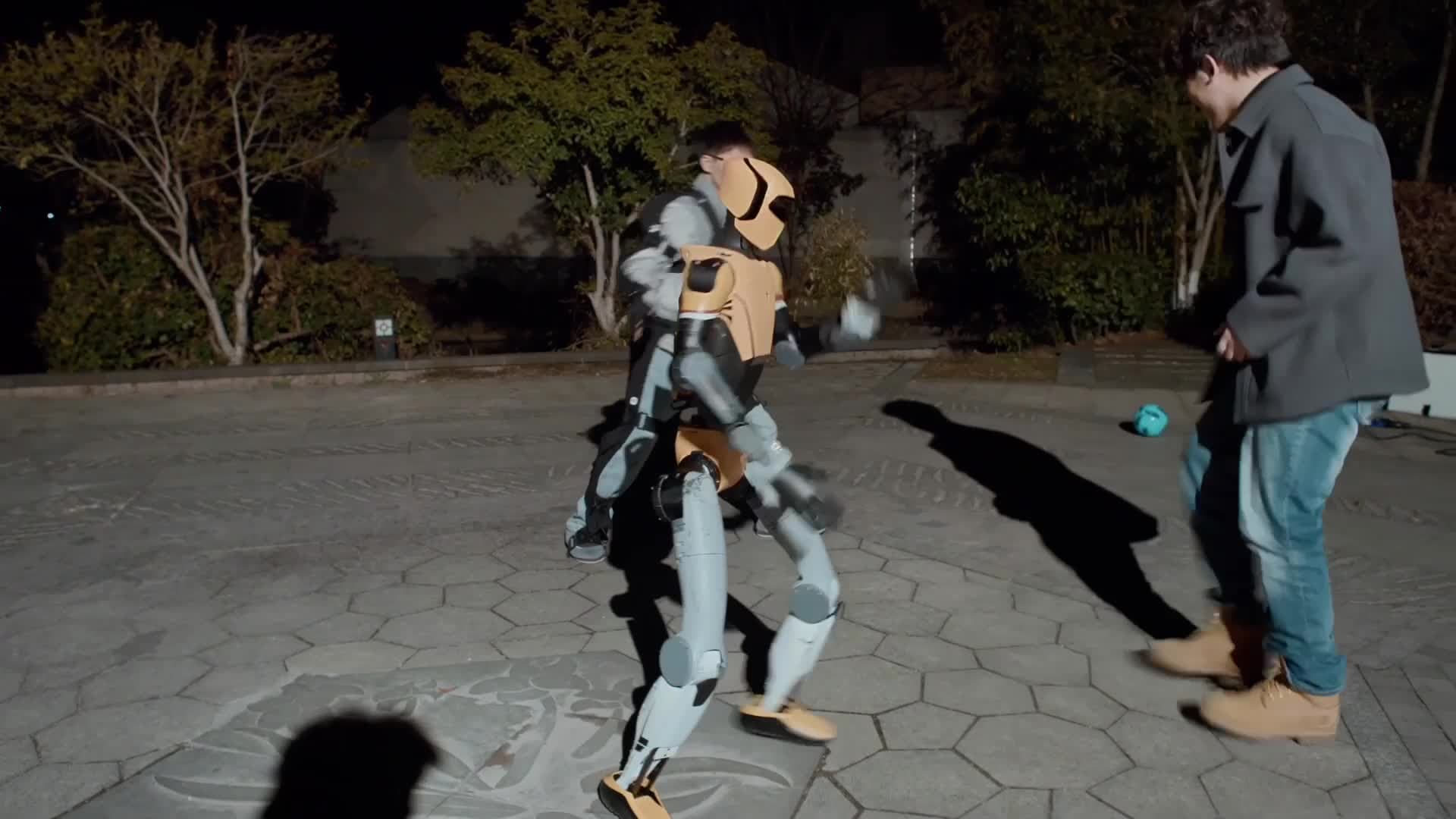 บริษัทจีนเปิดตัว ‘หุ่นยนต์ฮิวแมนนอยด์’ เลียนแบบการเคลื่อนไหวแบบเรียลไทม์