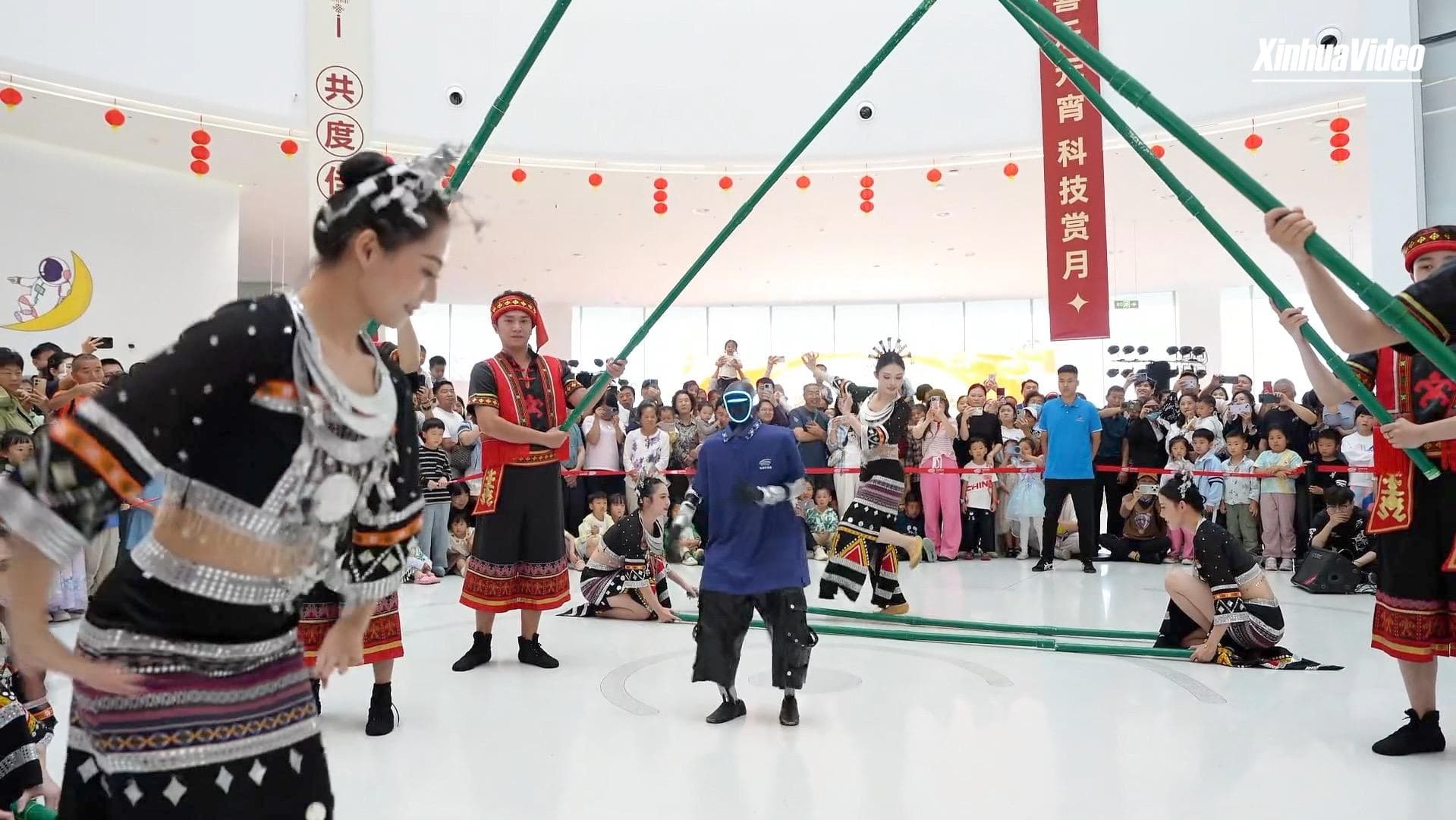 หุ่นยนต์ร่วมแสดง ‘รำกระทบไม้’ มรดกวัฒนธรรมในไหหลำ