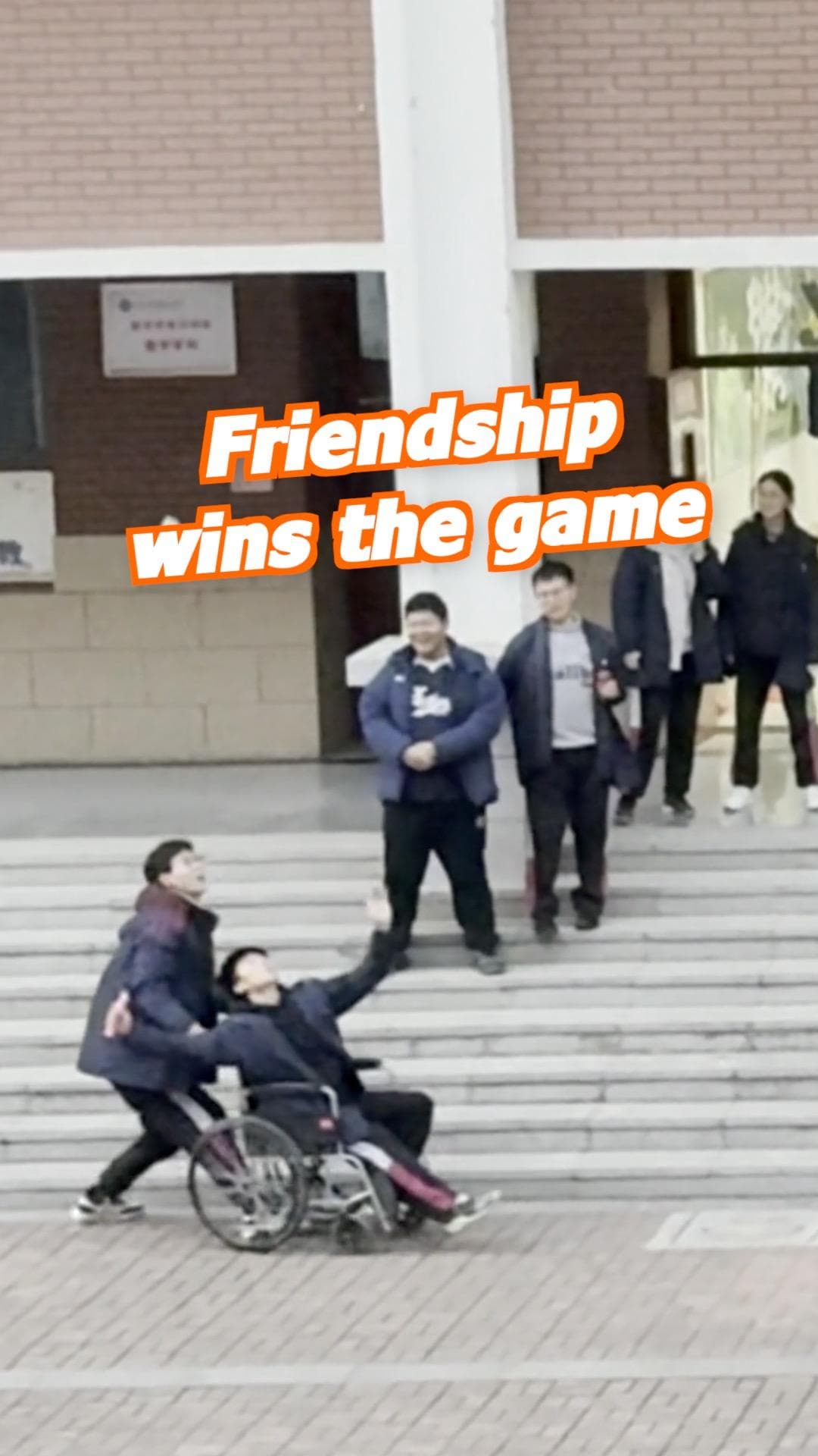 มิตรภาพอบอุ่นหัวใจ ‘เพื่อนช่วยเพื่อน’ เข็นวีลแชร์ตีแบดในจีน