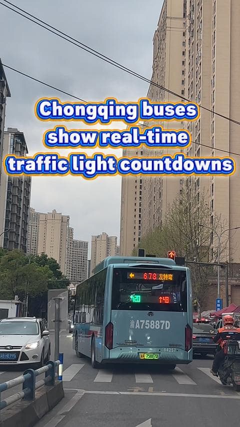 ฉงชิ่งติดจอ LED หลังรถบัส บอกสัญญาณไฟจราจรเรียลไทม์