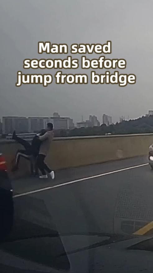 แค่เสี้ยววินาที! ครูอนุบาลคว้าตัว ‘ชายคิดโดดสะพาน’ เซฟชีวิตรอดในเจียงซี