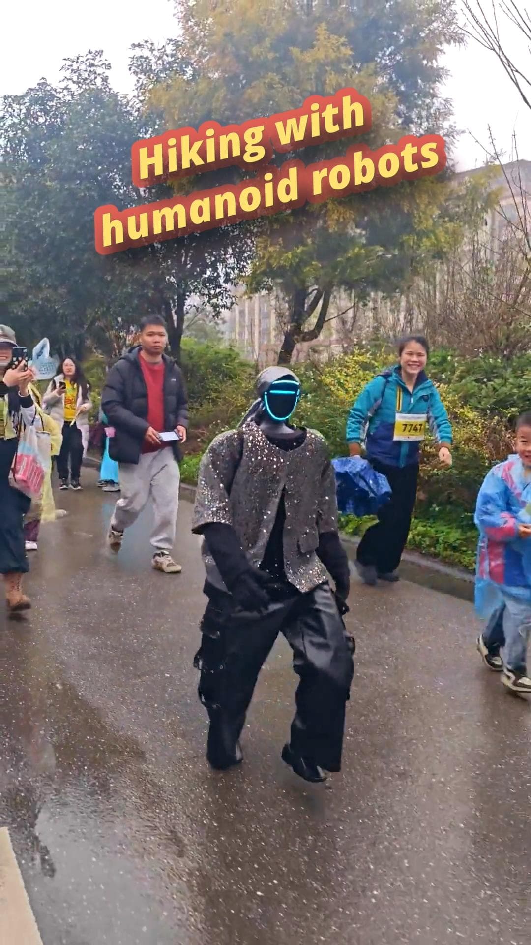 ‘หุ่นยนต์ฮิวแมนนอยด์’ บุกเส้นทางธรรมชาติ ร่วมเดินป่าในกุ้ยหลิน