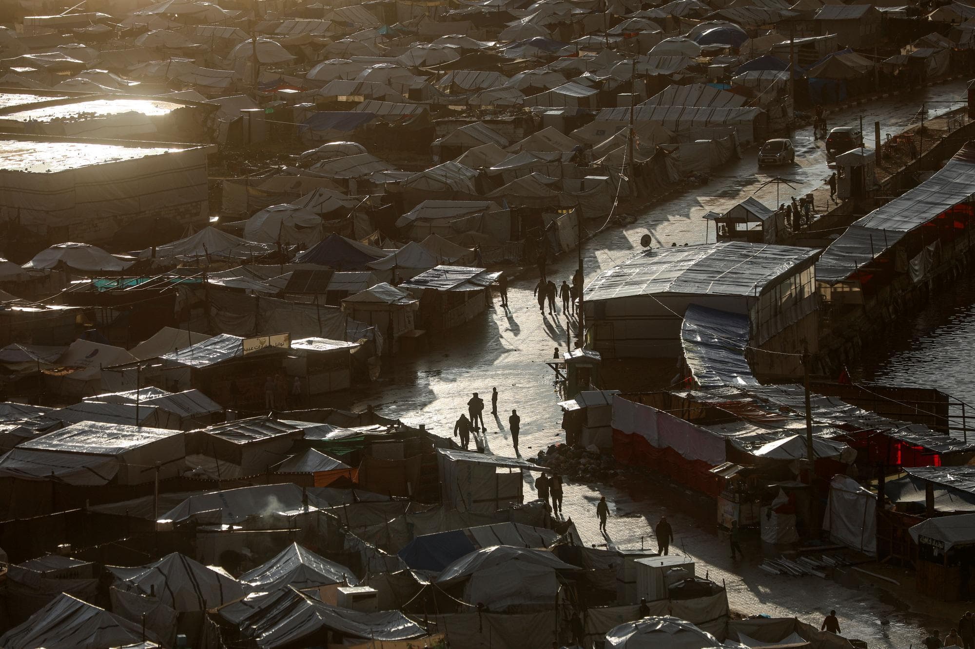 ‘เต็นท์พักแรม’ ชาวปาเลสไตน์พลัดถิ่น แน่นขนัดริมฝั่งกาซาซิตี