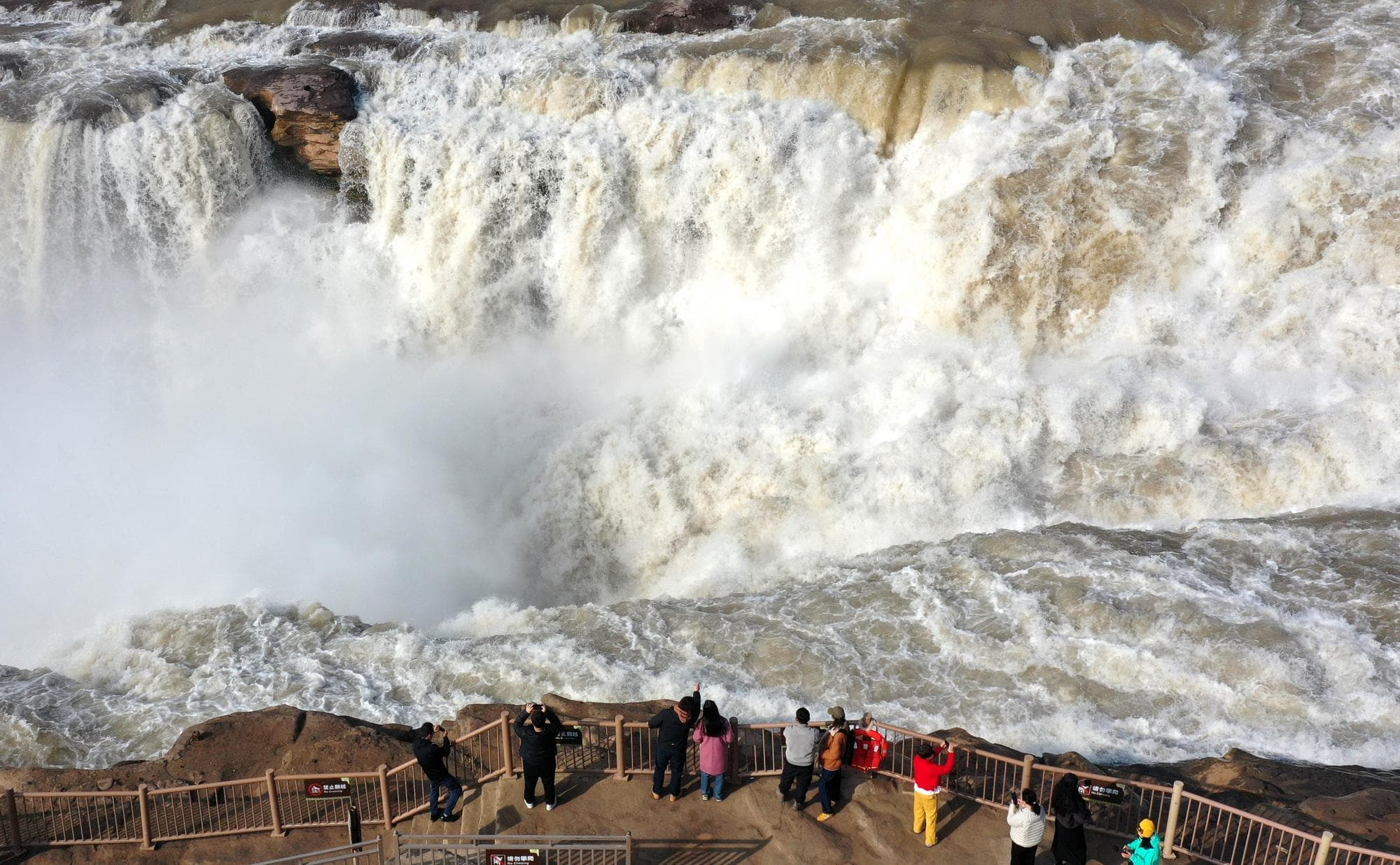 ‘น้ำตกหูโข่ว’ ไหลเชี่ยวอลังการรับฤดูแมลงตื่น