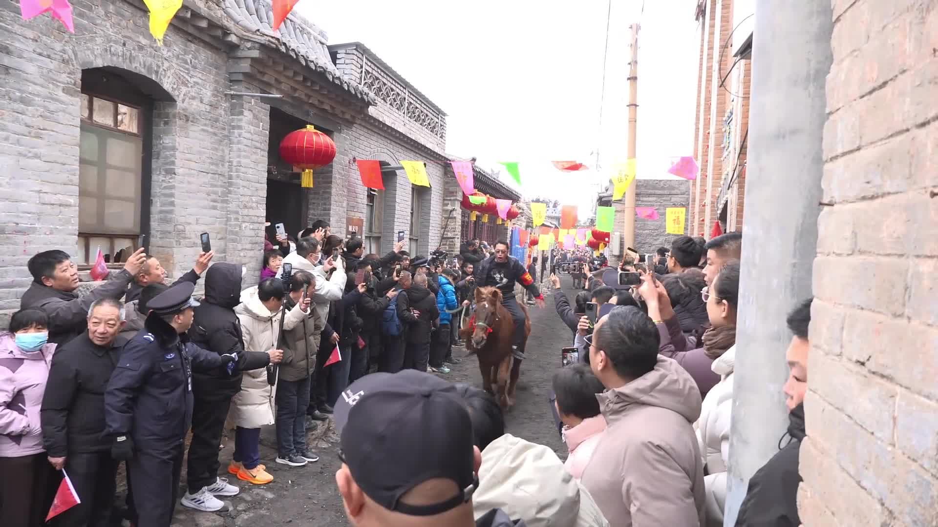 ผู้คนแห่ดูแข่ง ‘ขี่ม้า’ กลางหมู่บ้านในซานซี