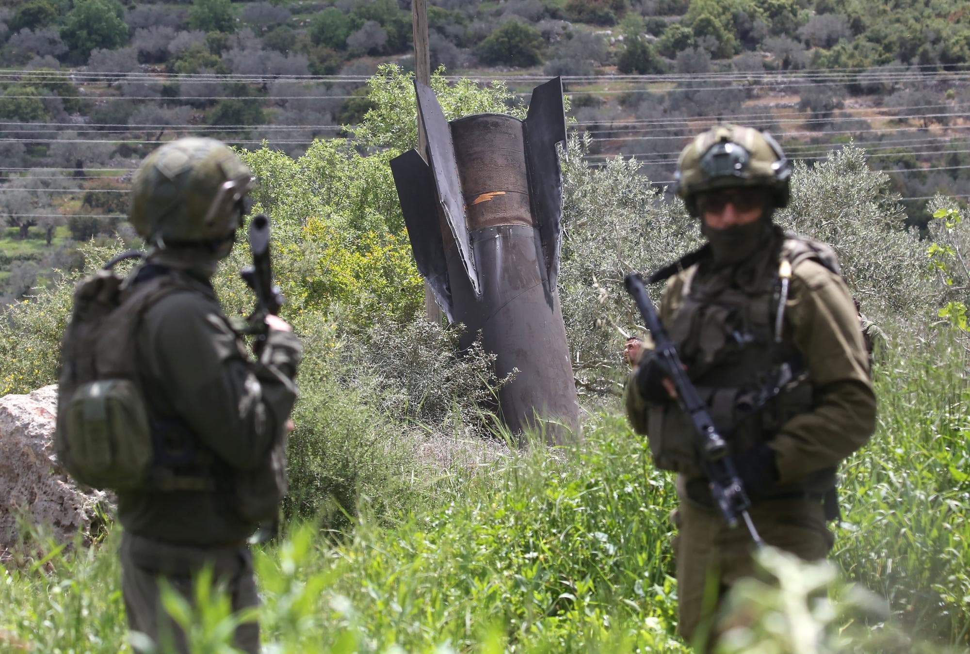 ทหารอิสราเอลคุ้มกัน ‘ซากขีปนาวุธ’ ตกในเวสต์แบงก์