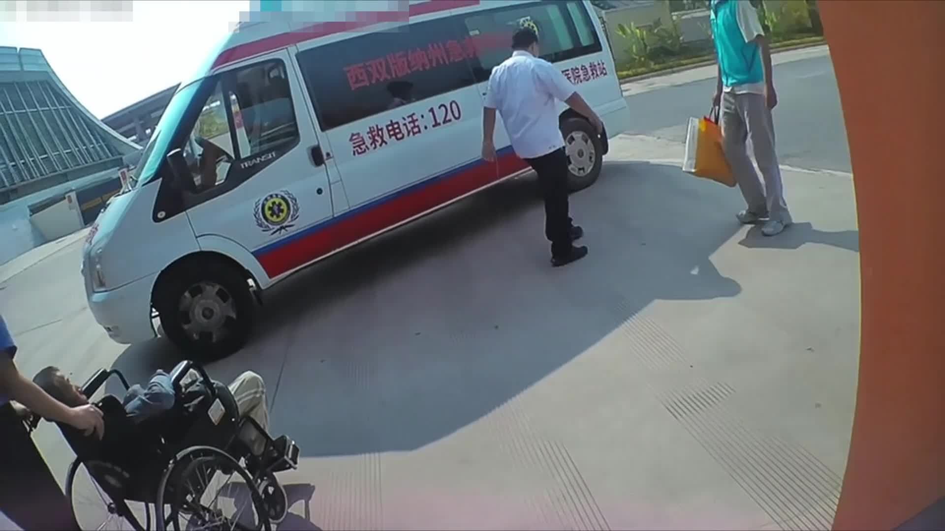 ชายชราเป็นลมล้มพับ จนท.สถานีรถไฟช่วยฉับพลัน ลูกชายรุดมอบธงยกย่อง