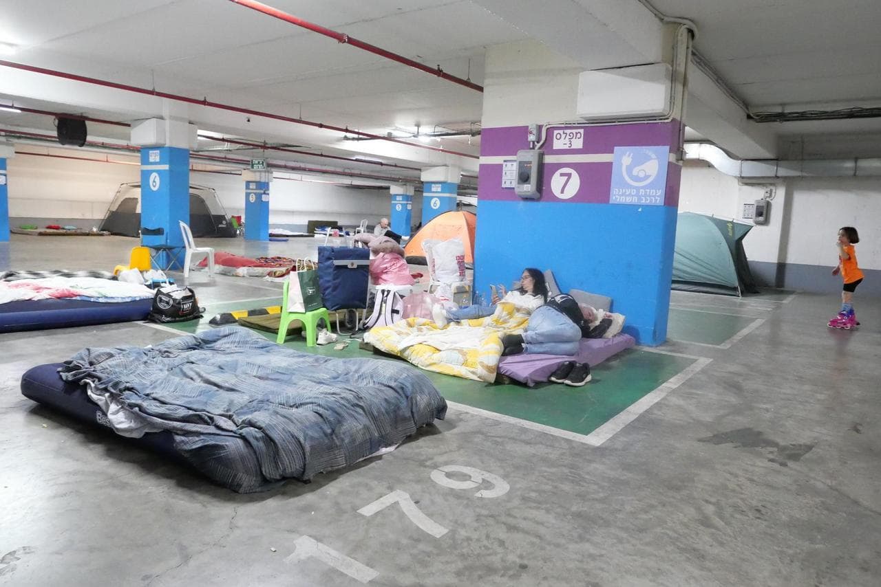 ชาวอิสราเอลพักผ่อน-หลบภัยใน ‘ที่จอดรถชั้นใต้ดิน’ ท่ามกลางการโจมตีจากอิหร่าน