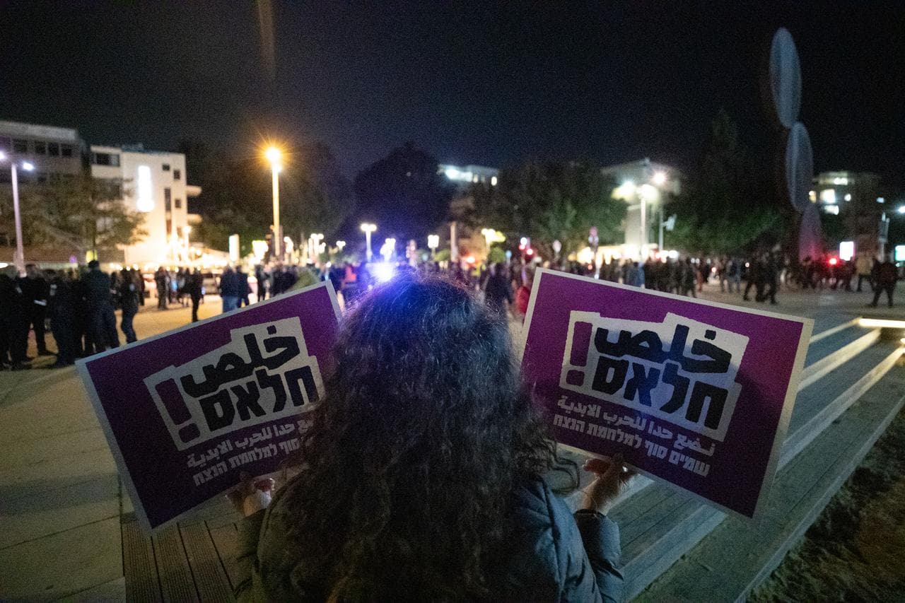 ผู้คนในอิสราเอลชุมนุมประท้วงต่อต้านสงคราม