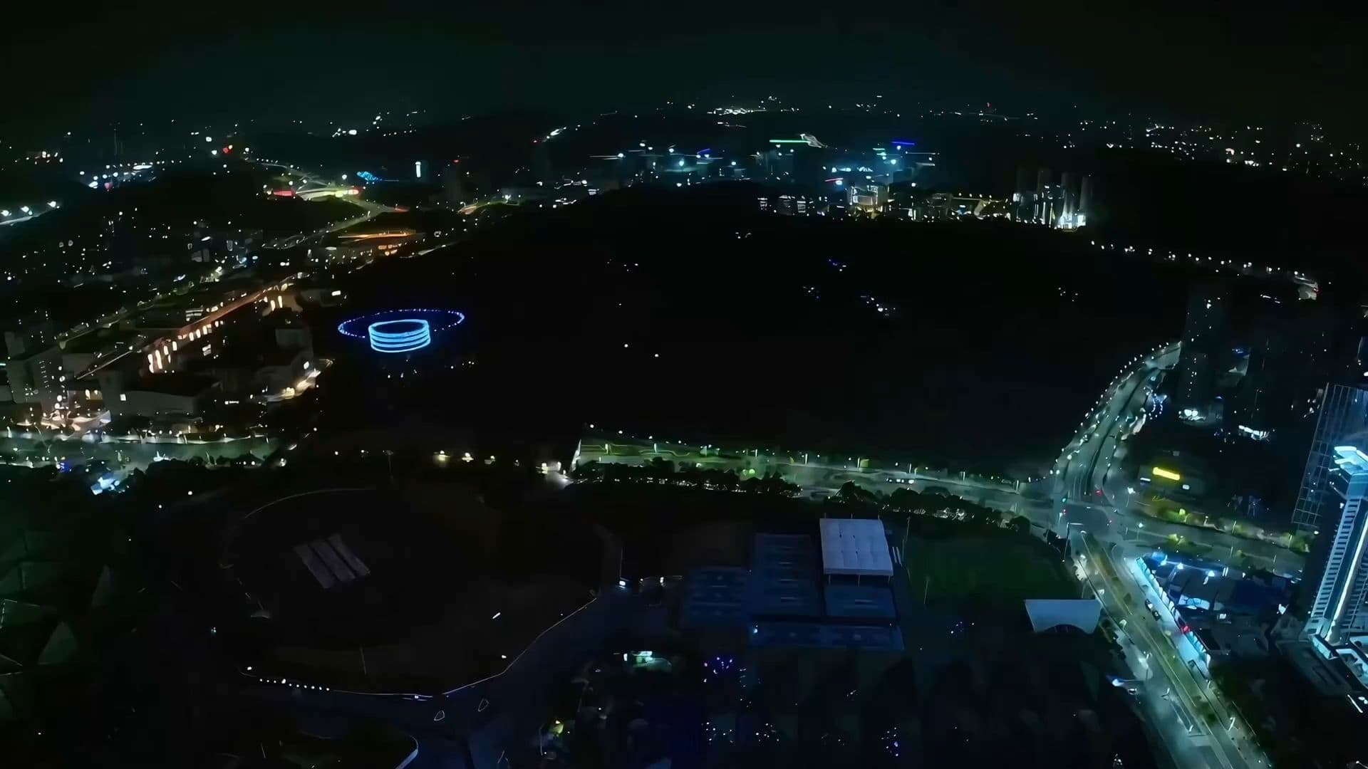 ทัพโดรน 4,500 ลำ บินแปรขบวนสร้างสนามแข่งสุดล้ำในเซินเจิ้น