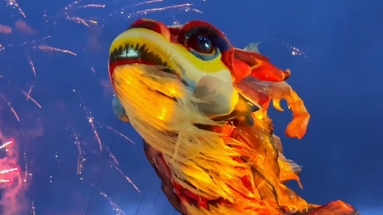 ตระการตาเหนือจริง โคมไฟ ‘ปลาอ๋าว’ แหวกว่ายหมู่บ้านโบราณในอันฮุย