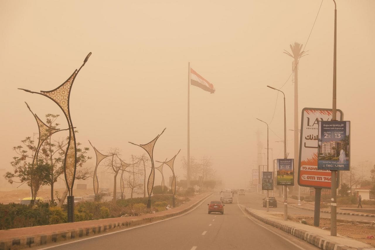 พายุฝุ่นพัดถล่มไคโร ฟ้าเปลี่ยนสีขมุกขมัว