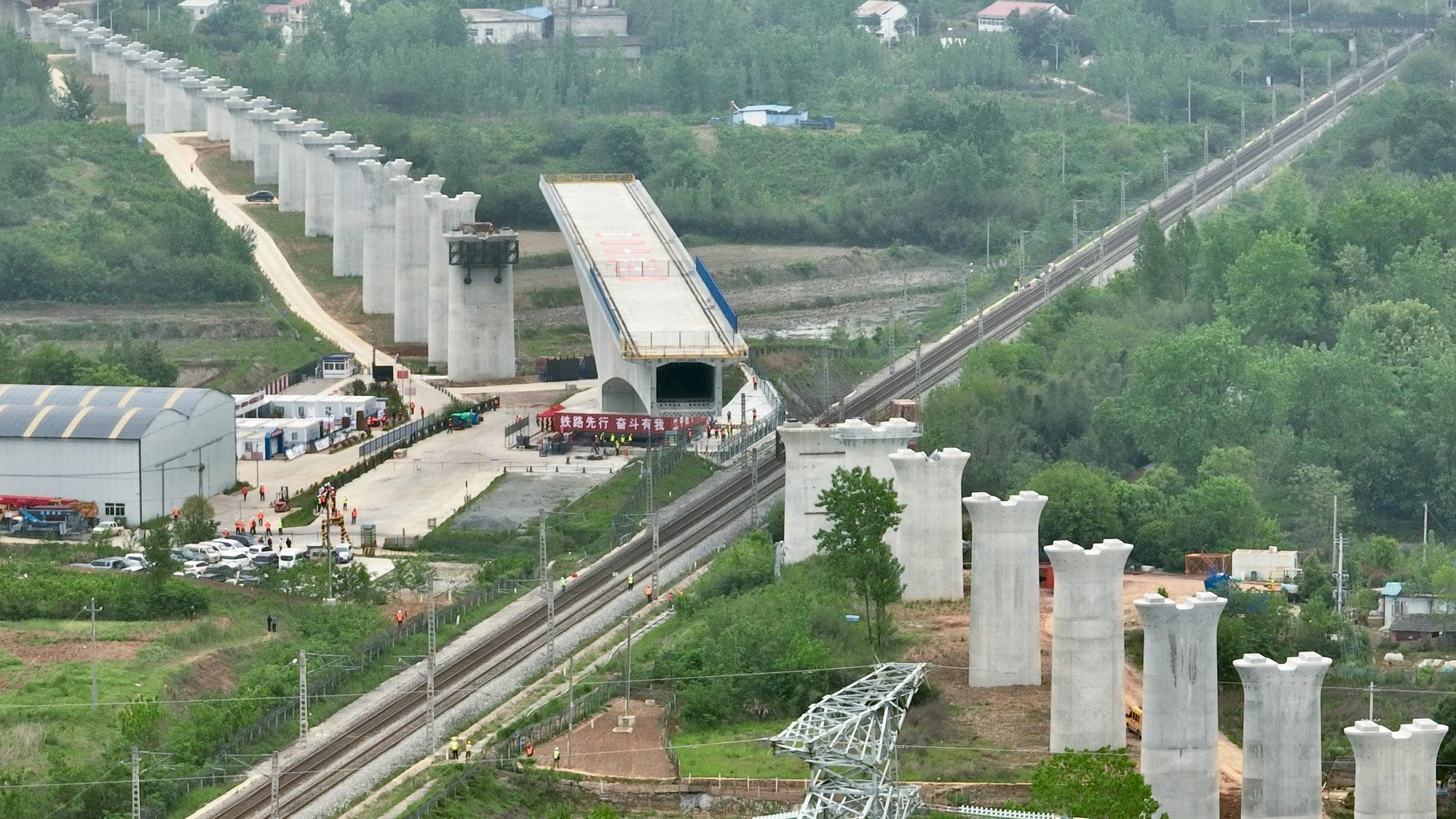 งานหมุน ‘คานสะพาน’ ทางม้าเหล็กเร็วสูง หนักกว่า 1.9 หมื่นตัน