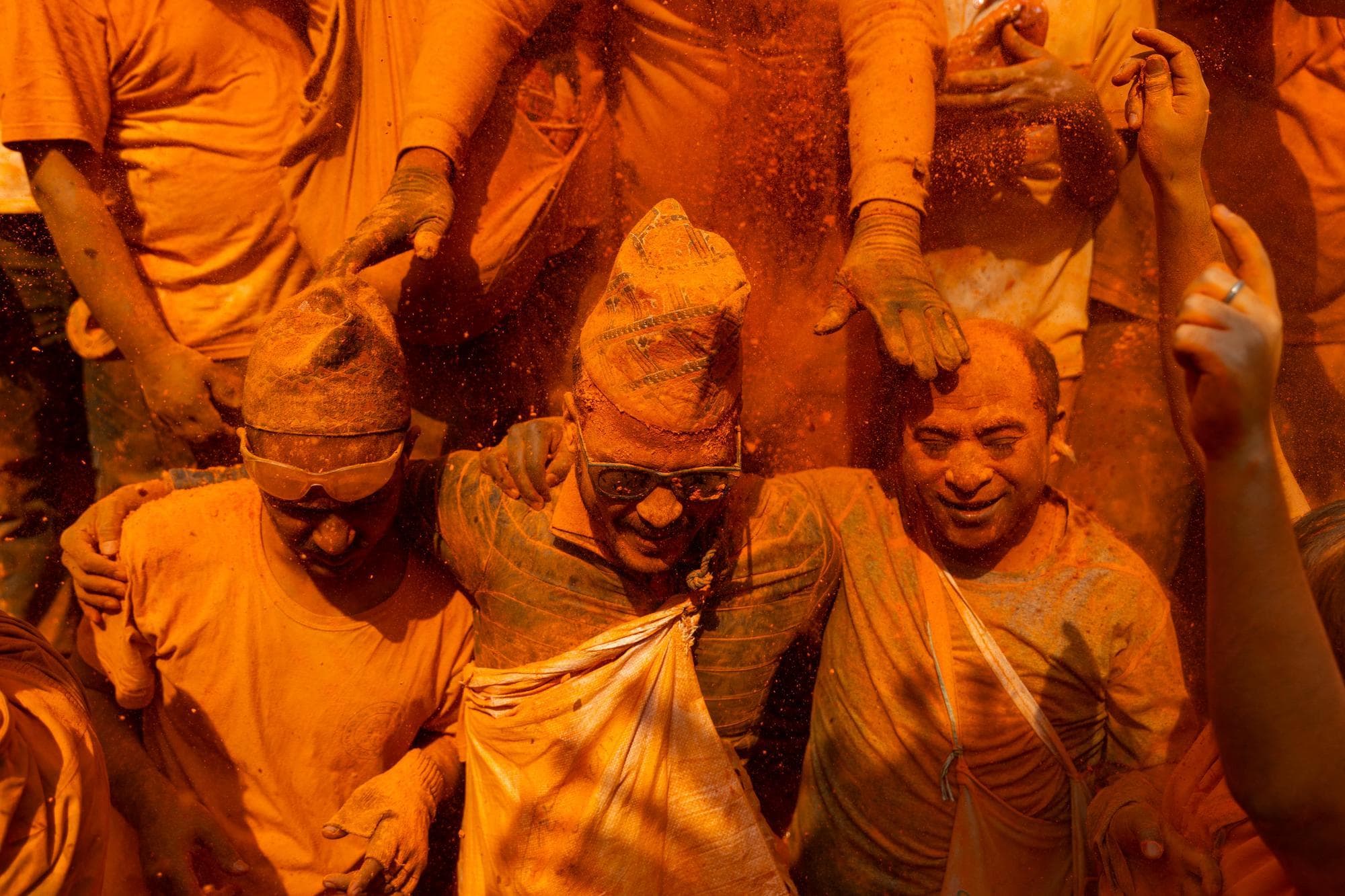 ชาวเนปาลสาดผงสี ฉลองเทศกาล ‘ซินดูร์ จาตรา’ ต้อนรับปีใหม่