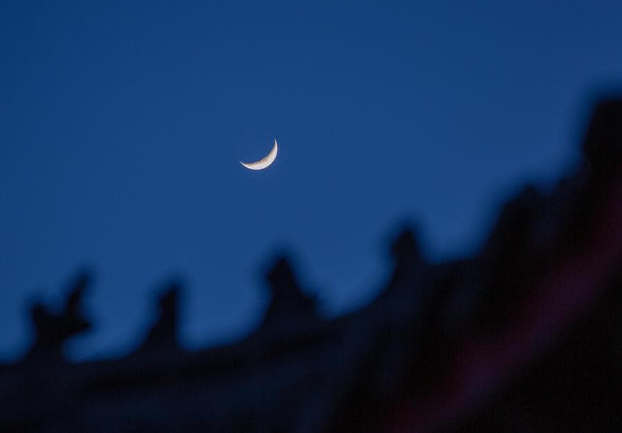 ยลความงาม ‘จันทร์เสี้ยว’ กลางฟ้าในเฮยหลงเจียง